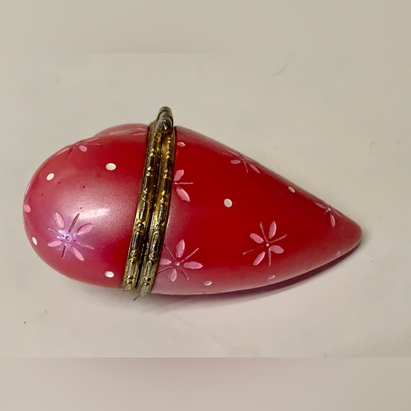 Vintage Bronze Trim Clasp Porcelain Figural Love Heart Trinket Box Antique - Picture 15 of 16